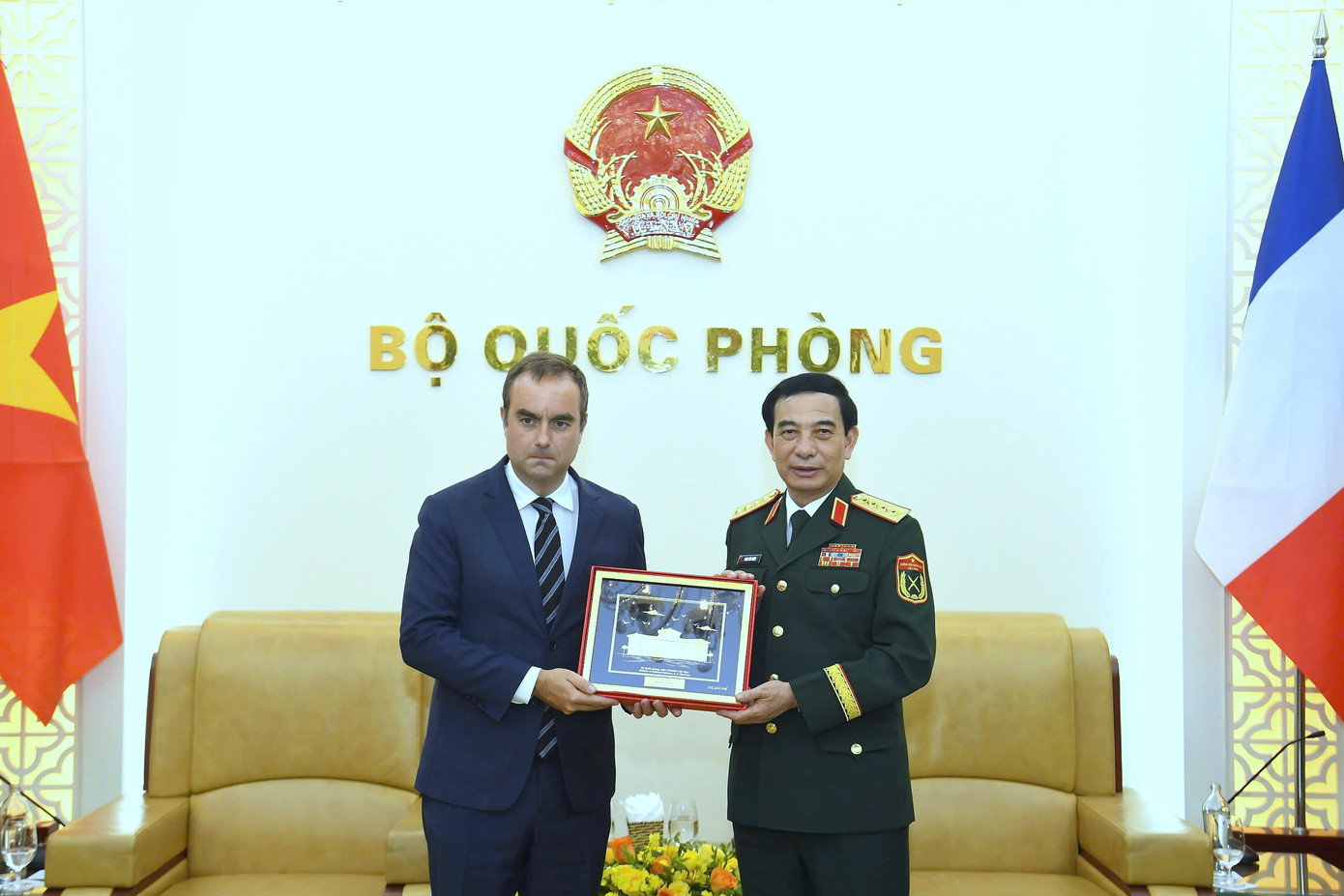 Nhân dịp này, Đại tướng Phan Văn Giang trân trọng cảm ơn Bộ Quân đội Cộng hòa Pháp đã cử đoàn cùng các doanh nghiệp quốc phòng tham dự và trưng bày sản phẩm tại Triển lãm Quốc phòng quốc tế Việt Nam 2024, góp phần vào thành công chung của triển lãm.