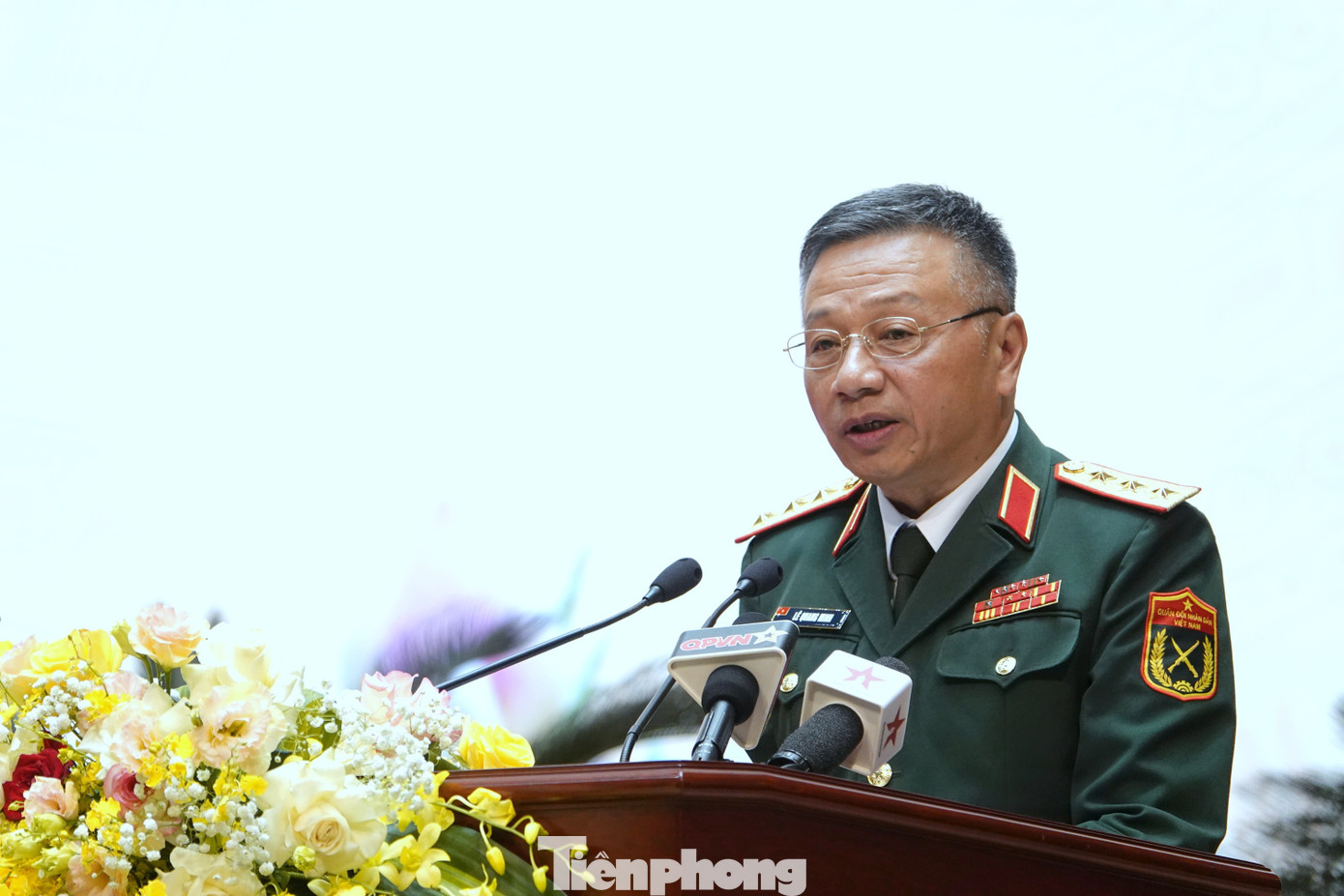 Lãnh đạo Tổng cục Chính trị Quân đội nhân dân Việt Nam và đại diện các tập thể, cá nhân tiêu biểu phát biểu tại chương trình.