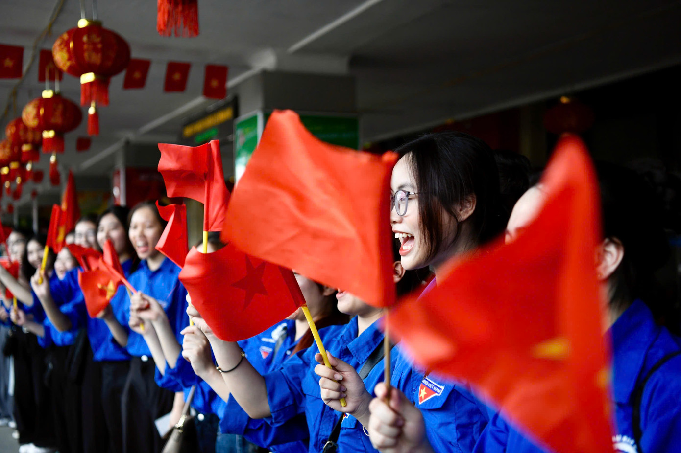 Đông đảo sinh viên Thủ đô đã tới ga Hà Nội chào đón các quân nhân.