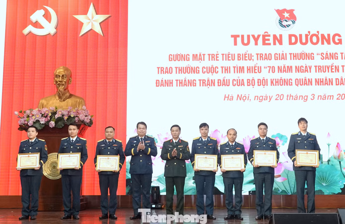 Lãnh đạo Quân chủng PK-KQ và Ban Thanh niên Quân đội trao khen thưởng các tập thể có thành tích xuất sắc trong phong trào Giải thưởng “Sáng tạo trẻ” năm 2024.