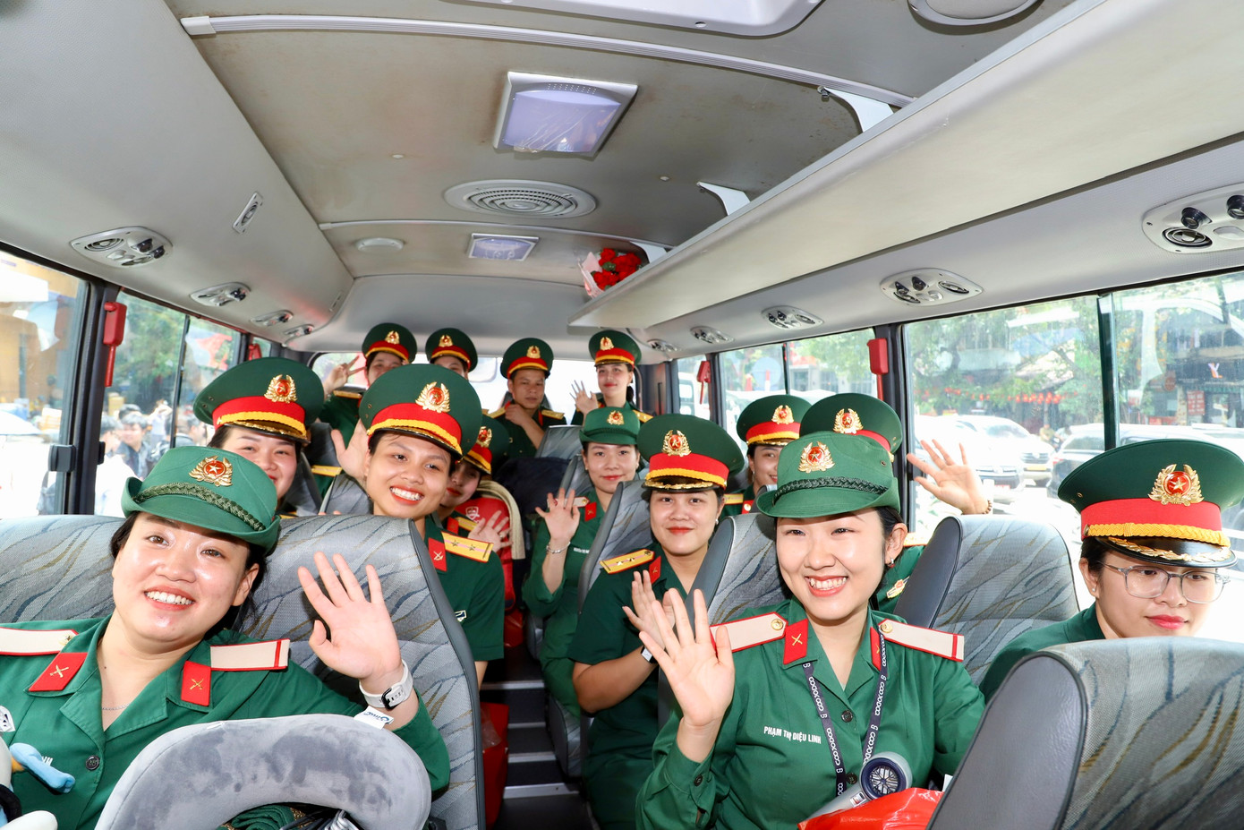 Ngày 6/6, Tổng cục Hậu cần - Kỹ thuật đã phối hợp với Bộ Tư lệnh Thủ đô Hà Nội, các cựu chiến binh, đoàn viên thanh niên và cán bộ, chiến sĩ lực lượng vũ trang Thủ đô tổ chức đón các đoàn diễu binh, diễu hành với hơn 1.600 quân nhân di chuyển ra Hà Nội bằng đường sắt để bước vào giai đoạn phối hợp tập luyện tổng thể cùng các lực lượng trong toàn quân. Ngày 6/6, Tổng cục Hậu cần - Kỹ thuật đã phối hợp với Bộ Tư lệnh Thủ đô Hà Nội, các cựu chiến binh, đoàn viên thanh niên và cán bộ, chiến sĩ lực lượng vũ trang Thủ đô tổ chức đón các đoàn diễu binh, diễu hành với hơn 1.600 quân nhân di chuyển ra Hà Nội bằng đường sắt để bước vào giai đoạn phối hợp tập luyện tổng thể cùng các lực lượng trong toàn quân.