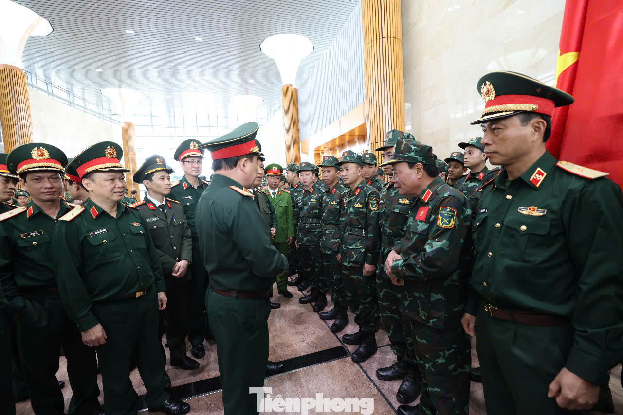 Trước khi đoàn lên máy bay, lãnh đạo Bộ Quốc phòng đã giao nhiệm vụ và động viên đoàn hoàn thành xuất sắc sứ mệnh.