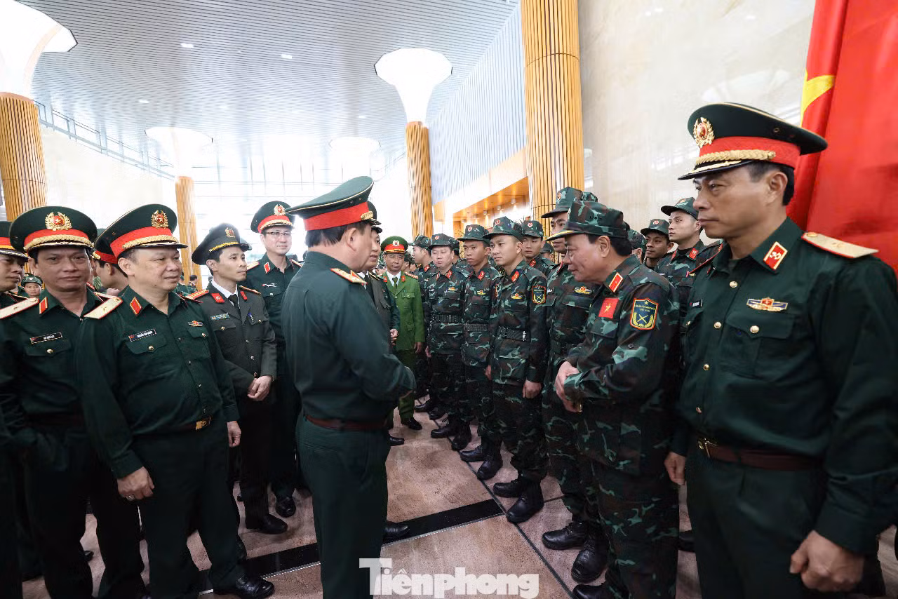 Trước khi đoàn lên máy bay, lãnh đạo Bộ Quốc phòng đã giao nhiệm vụ và động viên đoàn hoàn thành xuất sắc sứ mệnh.