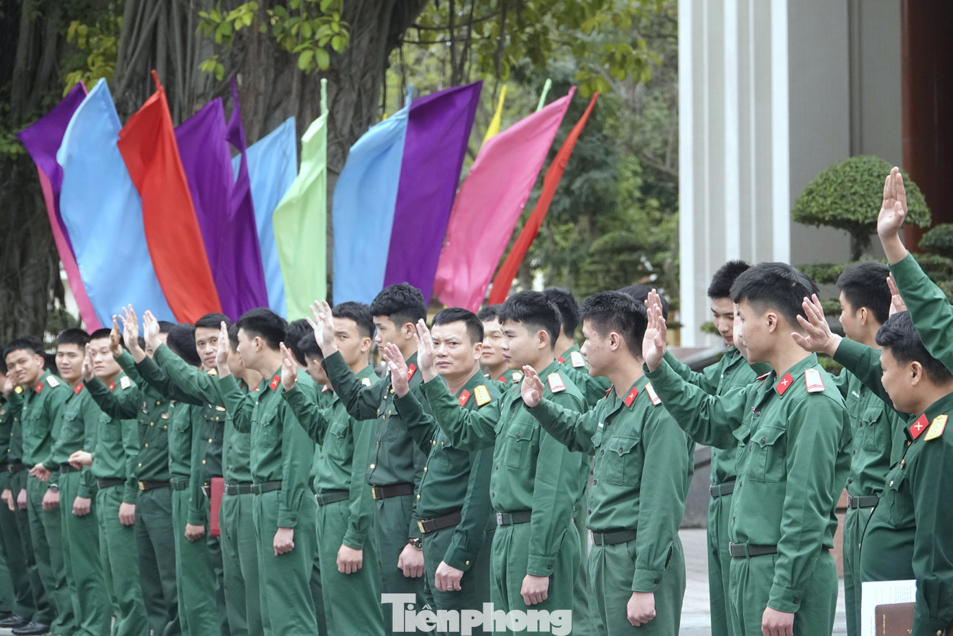 Cán bộ, chiến sĩ Lữ đoàn 144 (Bộ Tổng tham mưu) vẫy chào tiễn chân đoàn công tác. Cán bộ, chiến sĩ Lữ đoàn 144 (Bộ Tổng tham mưu) vẫy chào tiễn chân đoàn công tác.