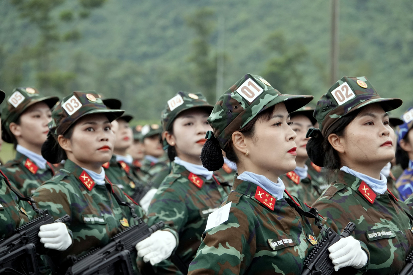 Khối nữ Gìn giữ hòa bình Việt Nam với những chiếc khăn trên cổ tượng trưng cho màu xanh hòa bình. Ảnh: Nguyễn Minh