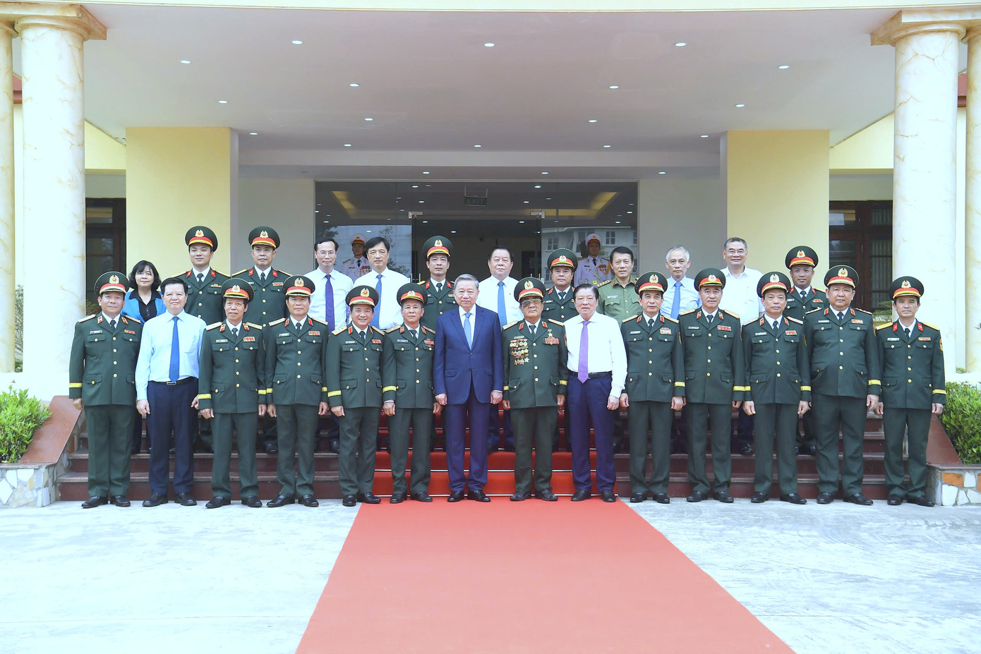 Tổng Bí thư và các đại biểu chụp ảnh lưu niệm tại Lữ đoàn 201.