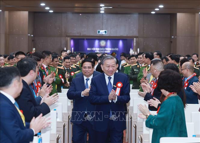 Tổng Bí thư Tô Lâm và Thủ tướng Phạm Minh Chính đến dự Đại hội đại biểu toàn quốc lần thứ nhất Hiệp hội Dữ liệu quốc gia. Ảnh: Thống Nhất/TTXVN