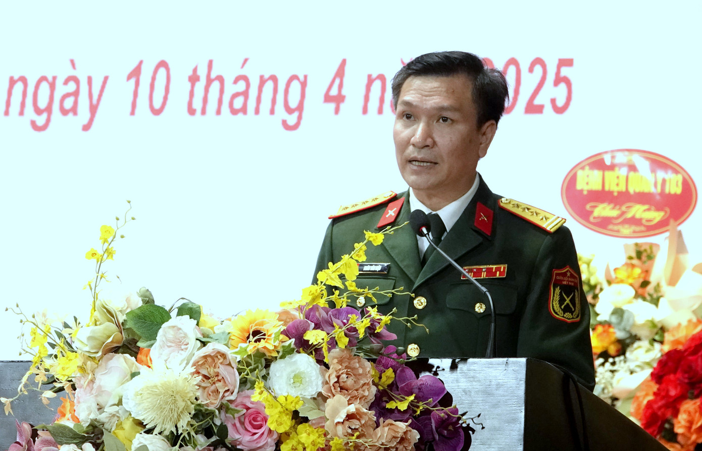 Đại tá Doãn Văn Mậu - Chủ nhiệm Chính trị Học viện Quân y, đọc diễn văn kỷ niệm.