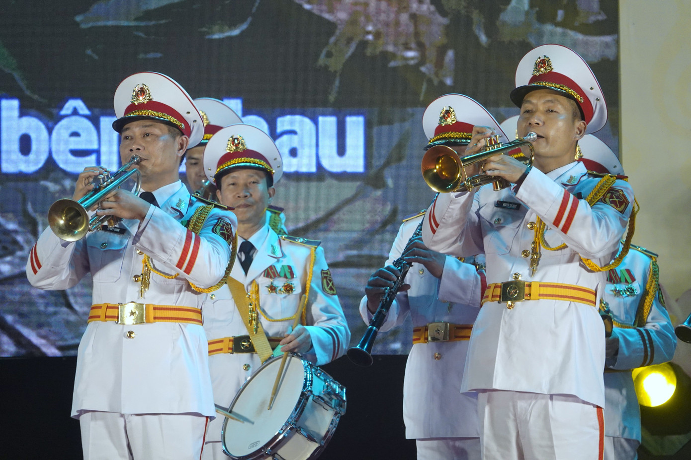 Tiết mục hòa tấu nhạc kèn và liên khúc hát múa mở đầu chương trình, do Đoàn Nghi lễ Quân đội, Nhà hát nghệ thuật đương đại Việt Nam và chiến sĩ Lữ đoàn 144 (Bộ Tổng tham mưu) trình diễn. Ảnh: Nguyễn Minh