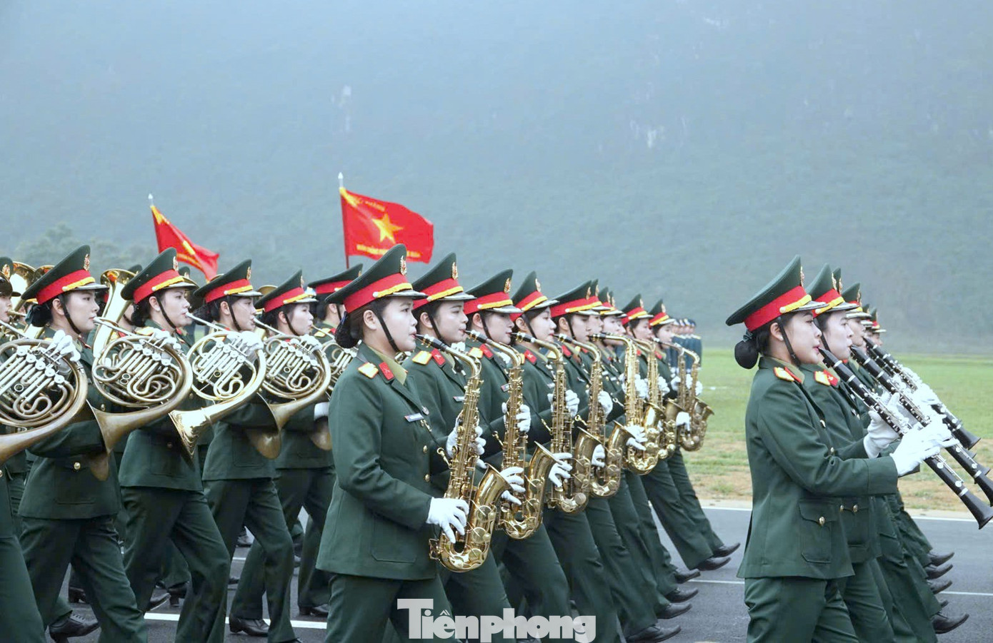 Khối nữ Quân nhạc với các nhạc cụ đặc trưng. Khối nữ Quân nhạc với các nhạc cụ đặc trưng.