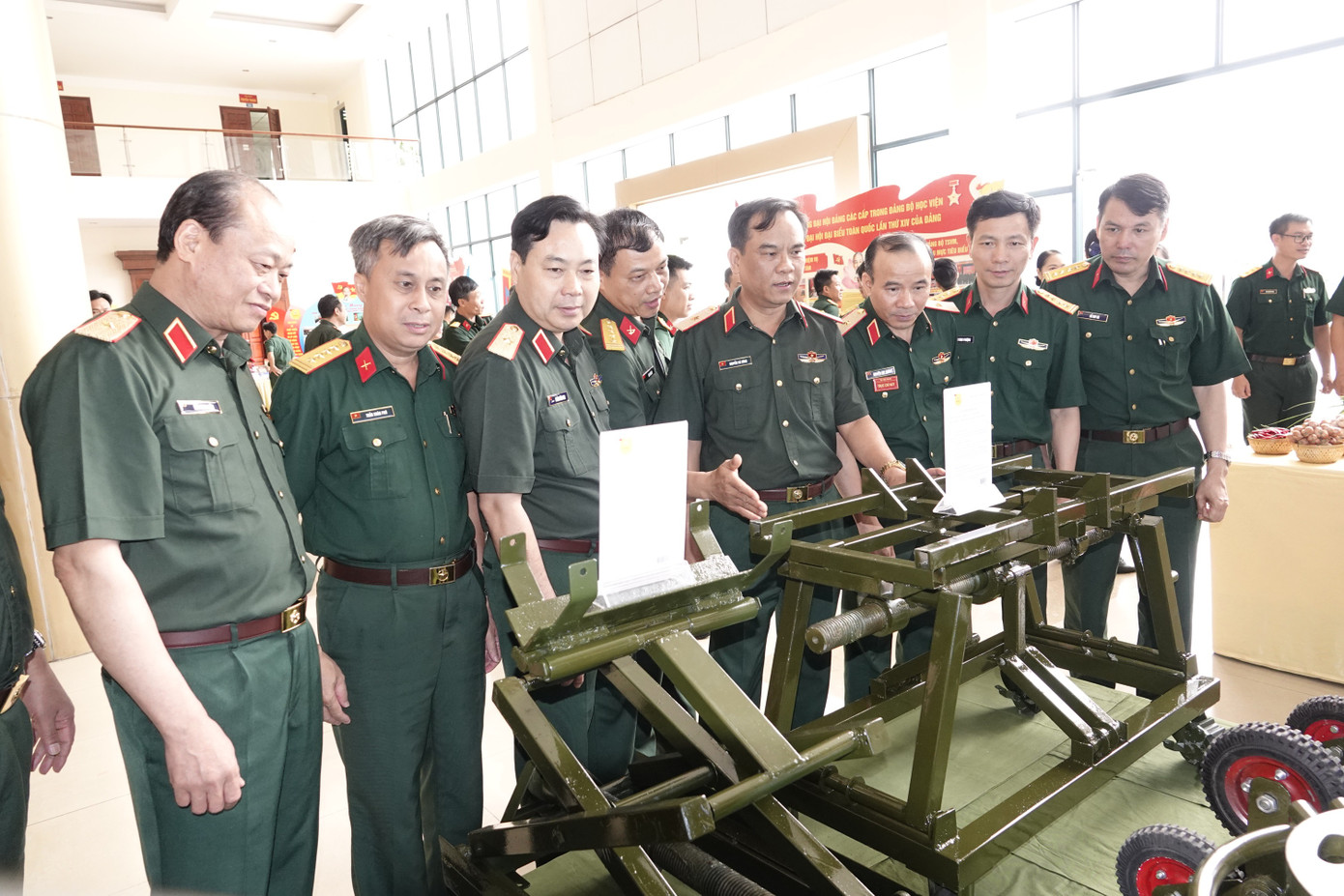 Các đại biểu tham quan khu trưng bày tại hội nghị. Các đại biểu tham quan khu trưng bày tại hội nghị.