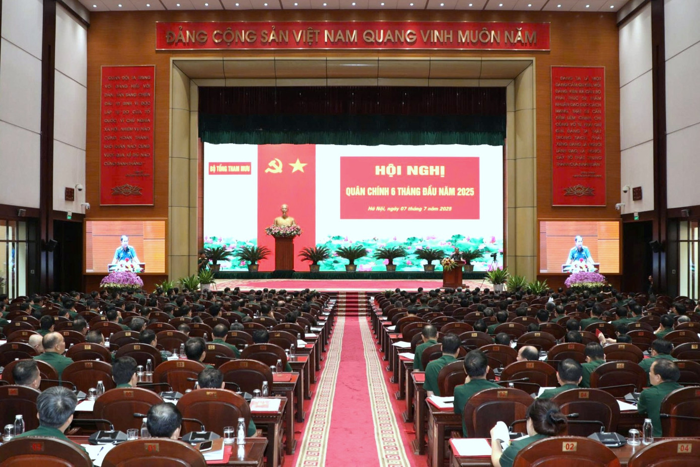 Tại hội nghị, Bộ Tổng tham mưu đã phát động phong trào thi đua “Phất cao cờ hồng tháng Tám - Thi đua giành ba nhất”.