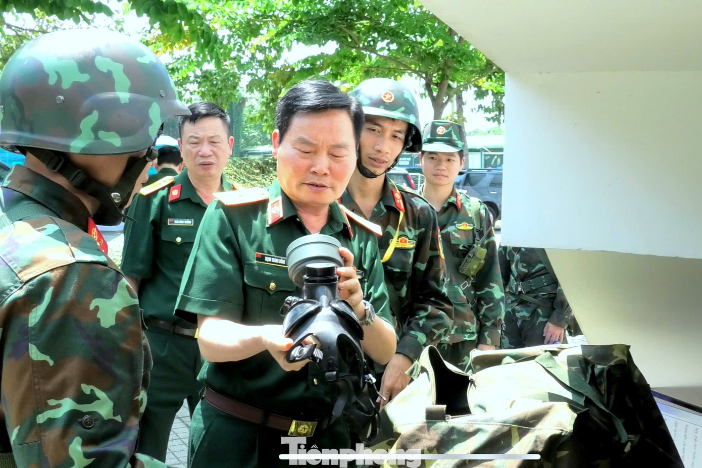 Thiếu tướng Trịnh Thành Đồng - Chính ủy Binh chủng Hóa học, kiểm tra công tác huấn luyện, đảm bảo an toàn cho đại lễ 30/4 của cán bộ, chiến sĩ Lữ đoàn 87.