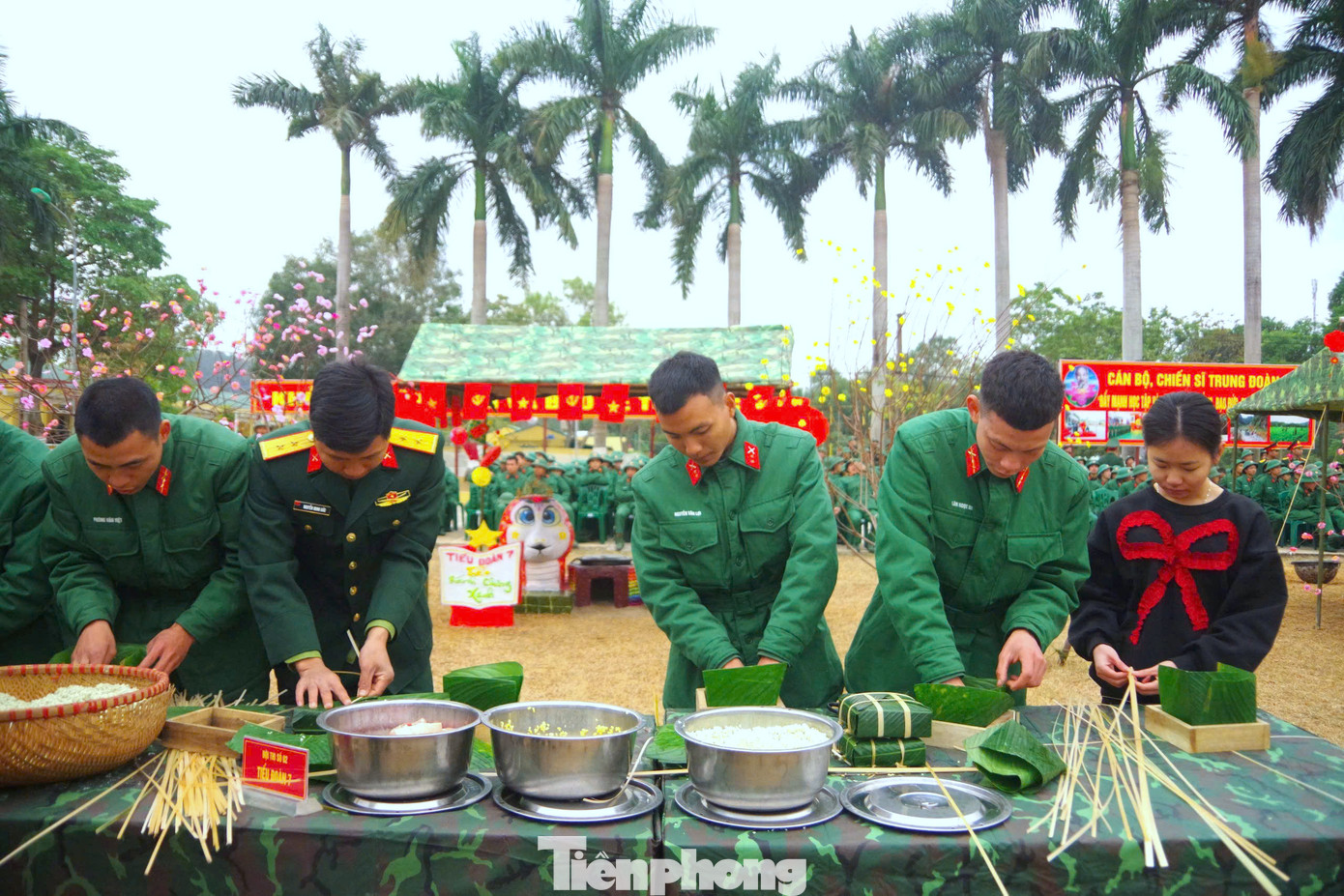 Cùng nhau gói những chiếc bánh chưng xanh đã để lại nhiều kỷ niệm đẹp về cái Tết đầu tiên xa nhà trong môi trường quân ngũ của những hạ sĩ quan, chiến sĩ ở Trung đoàn 141. Cùng nhau gói những chiếc bánh chưng xanh đã để lại nhiều kỷ niệm đẹp về cái Tết đầu tiên xa nhà trong môi trường quân ngũ của những hạ sĩ quan, chiến sĩ ở Trung đoàn 141.