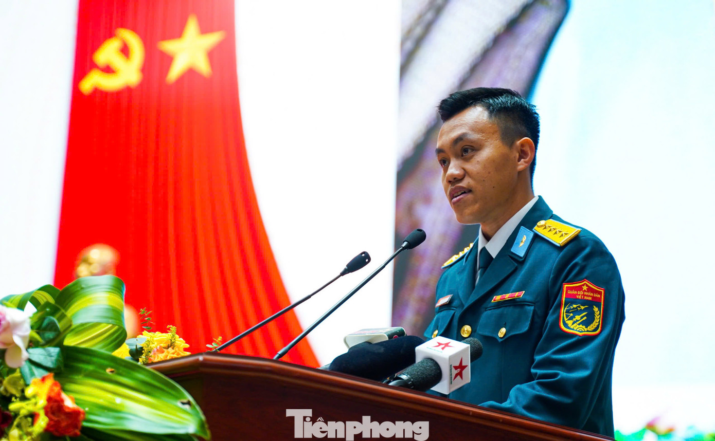 Lãnh đạo Tổng cục Chính trị QĐND Việt Nam và các Gương mặt trẻ tiêu biểu phát biểu tại chương trình tuyên dương. Lãnh đạo Tổng cục Chính trị QĐND Việt Nam và các Gương mặt trẻ tiêu biểu phát biểu tại chương trình tuyên dương.