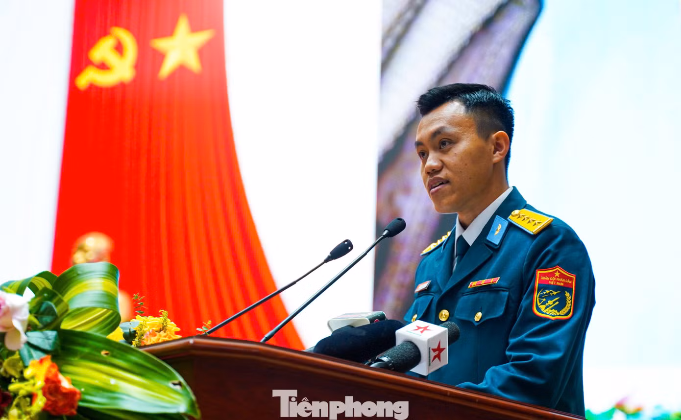 Lãnh đạo Tổng cục Chính trị QĐND Việt Nam và các Gương mặt trẻ tiêu biểu phát biểu tại chương trình tuyên dương. Lãnh đạo Tổng cục Chính trị QĐND Việt Nam và các Gương mặt trẻ tiêu biểu phát biểu tại chương trình tuyên dương.