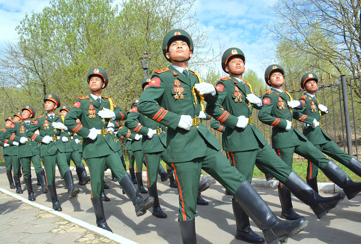 Đây là những quân nhân có thể hình cân đối, thực hiện động tác điều lệnh nhanh, mạnh, chuẩn xác.