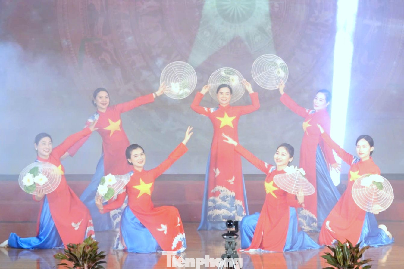 Chương trình nghệ thuật đặc sắc tại hội nghị.