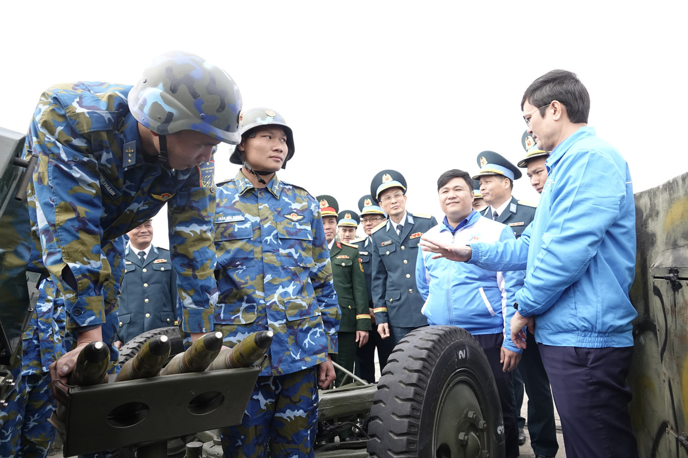 Anh Bùi Quang Huy và đoàn công tác trò chuyện với chiến sĩ Đại đội 71 tại trận địa canh trời. Anh Bùi Quang Huy và đoàn công tác trò chuyện với chiến sĩ Đại đội 71 tại trận địa canh trời.