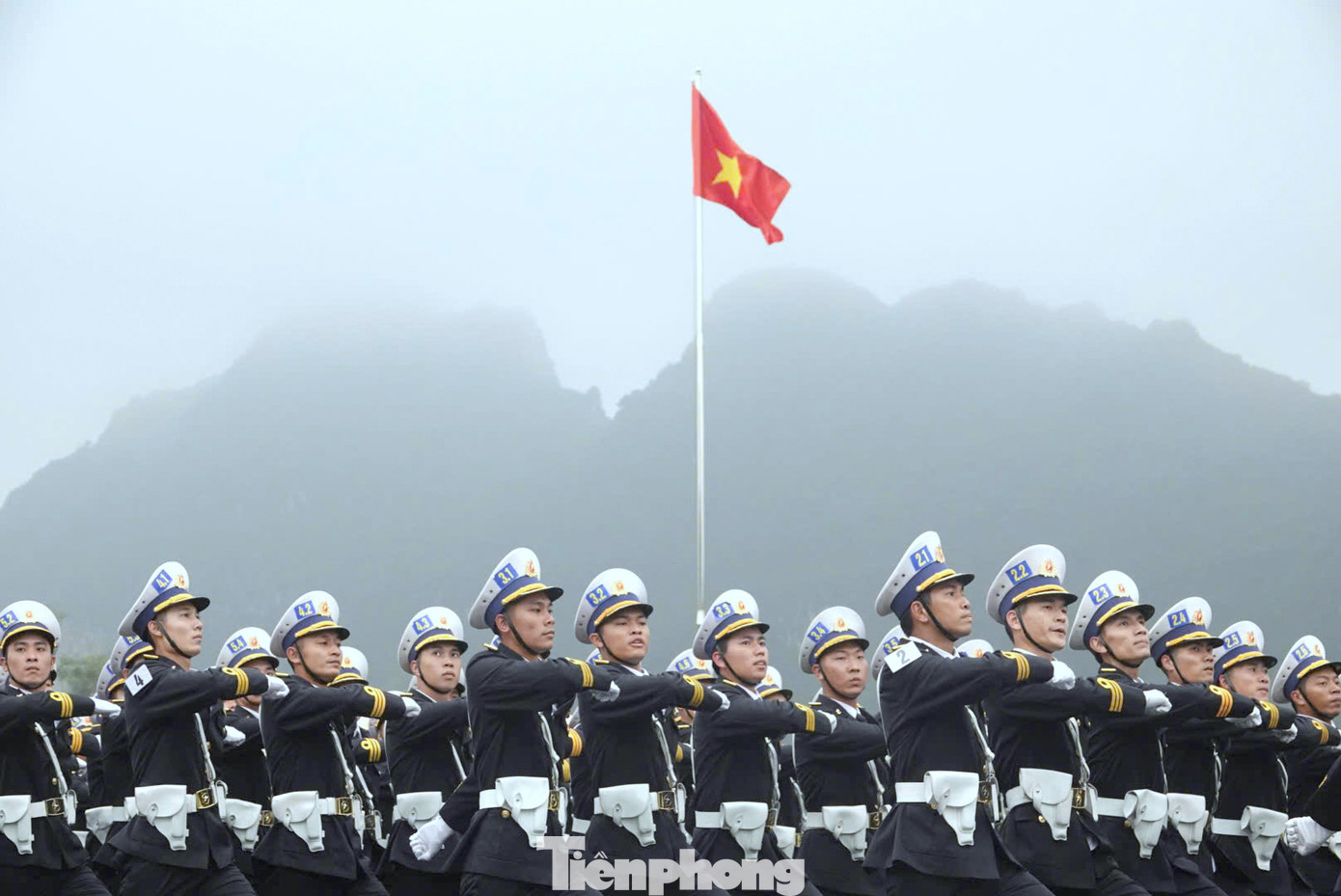 Khối sĩ quan Hải quân trong màu áo quân phục đặc trưng. Khối sĩ quan Hải quân trong màu áo quân phục đặc trưng.