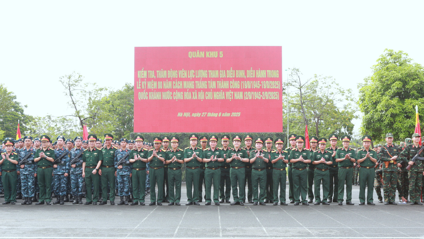 Lãnh đạo Quân khu 5 trao tặng quà động viên các lực lượng của Quân khu làm nhiệm vụ A80.