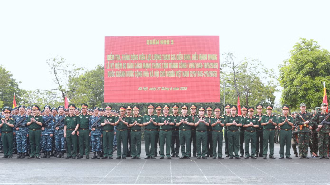Lãnh đạo Quân khu 5 trao tặng quà động viên các lực lượng của Quân khu làm nhiệm vụ A80.