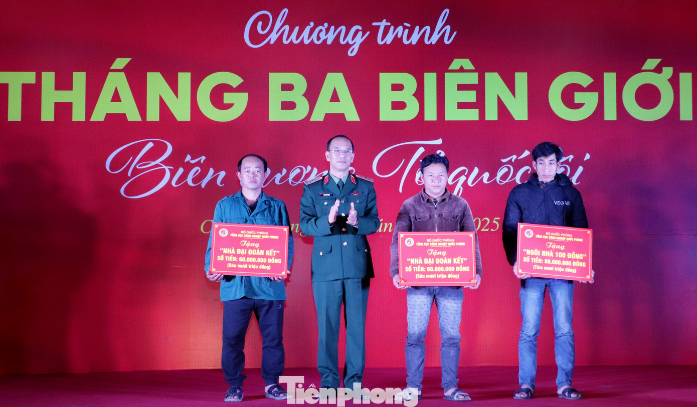 Thiếu tướng Đinh Quốc Hùng trao kinh phí hỗ trợ xây nhà Đại đoàn kết tặng gia đình có hoàn cảnh khó khăn.