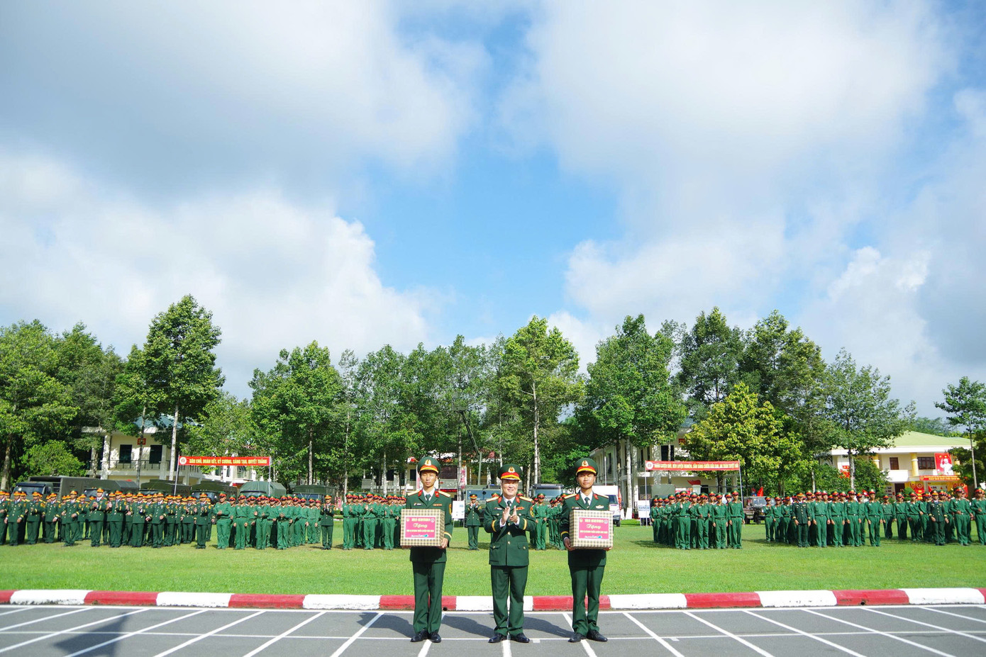 Dịp này, Lữ đoàn 87 đã trao tặng các phần quà dành cho các tập thể, cá nhân hoàn thành xuất sắc nhiệm vụ huấn luyện chiến sĩ mới năm 2025.