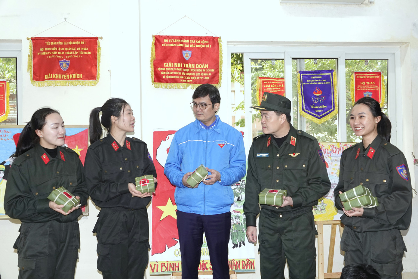 Anh Bùi Quang Huy và lãnh đạo Bộ Tư lệnh Cảnh sát cơ động thăm hỏi đoàn viên thanh niên Đoàn Cảnh sát đặc nhiệm số 1 về công tác chuẩn bị đón Tết. Anh Bùi Quang Huy và lãnh đạo Bộ Tư lệnh Cảnh sát cơ động thăm hỏi đoàn viên thanh niên Đoàn Cảnh sát đặc nhiệm số 1 về công tác chuẩn bị đón Tết.