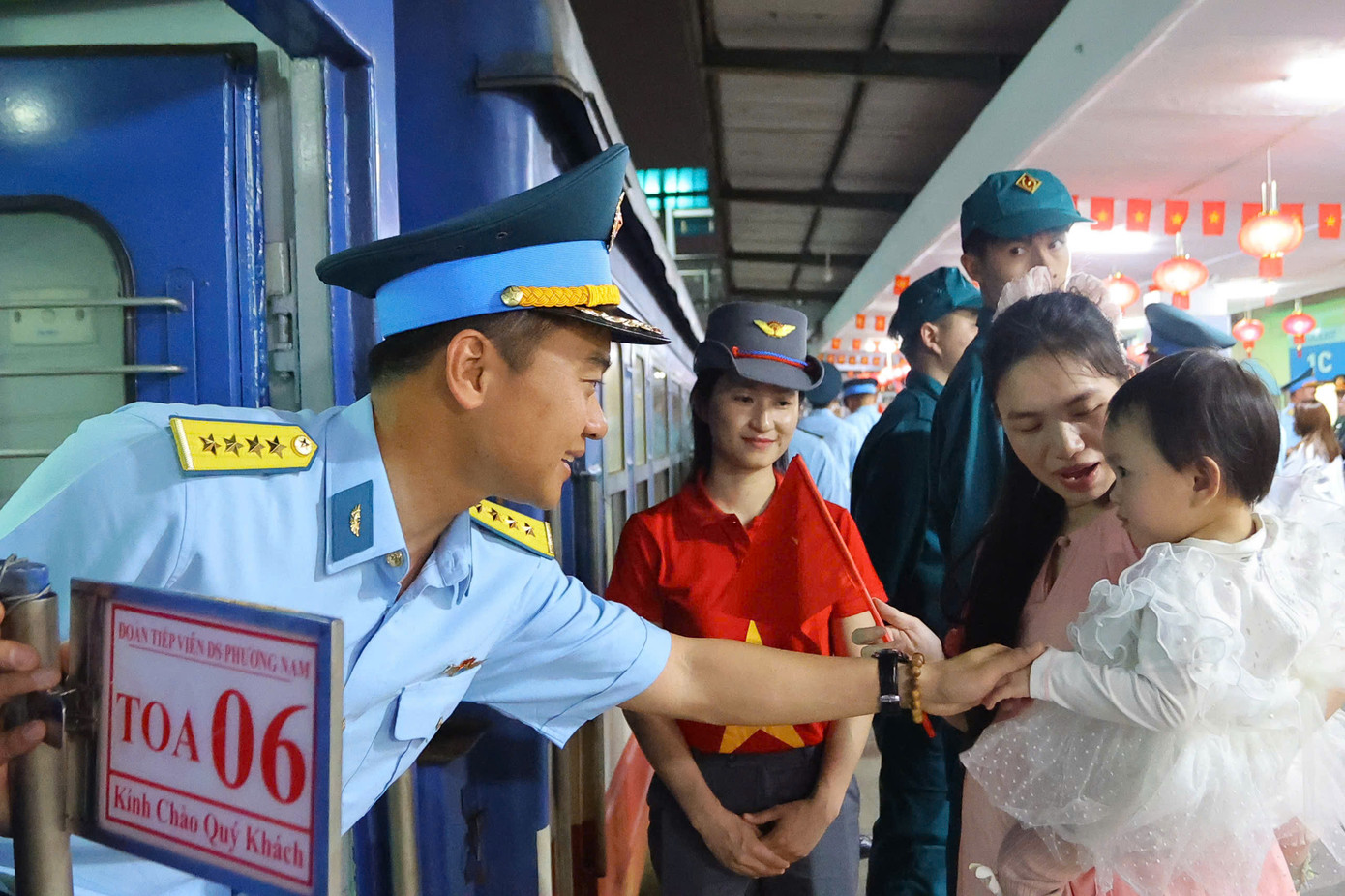 Đại úy Lê Việt Anh (Quân chủng Phòng không - Không quân) tạm biệt vợ và con gái. Đại úy Lê Việt Anh (Quân chủng Phòng không - Không quân) tạm biệt vợ và con gái.