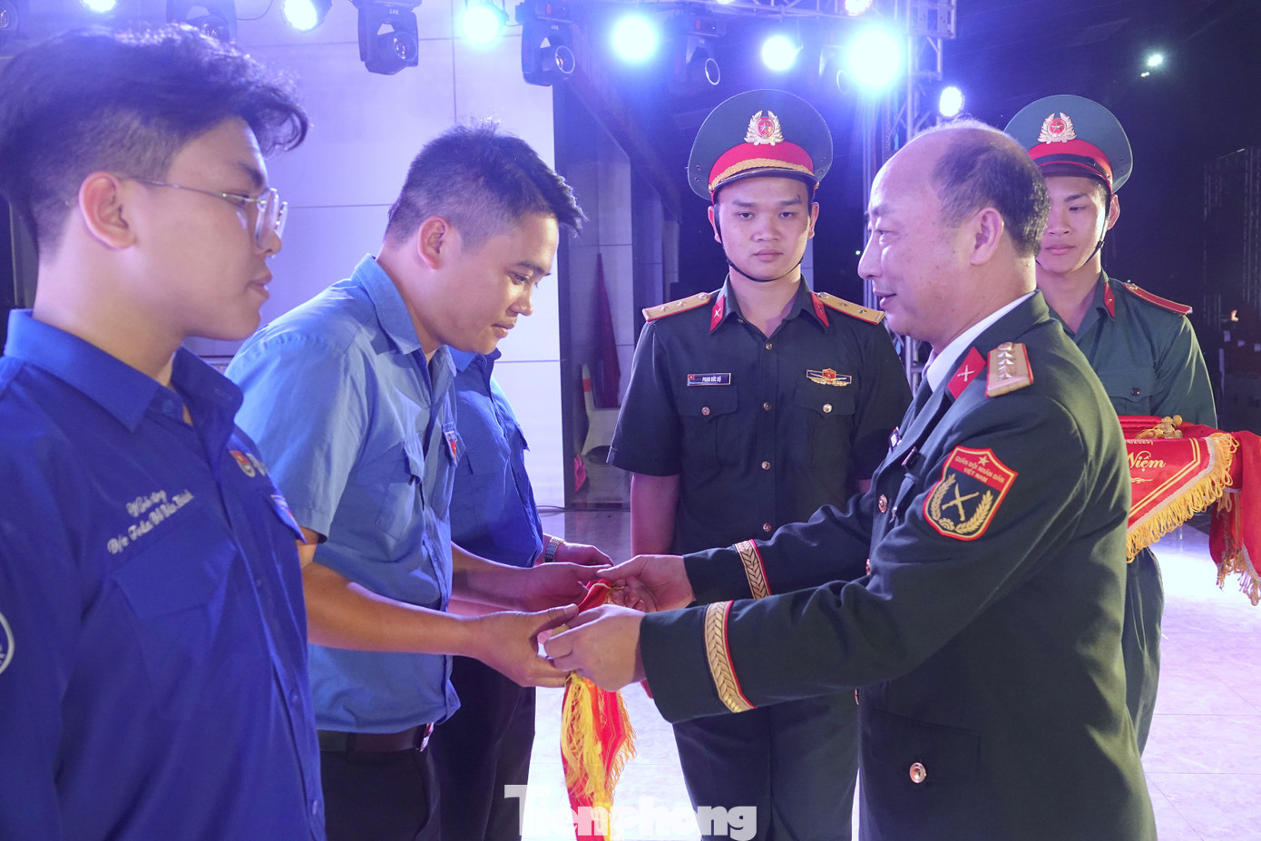 Lãnh đạo Trường Sĩ quan Lục quân 1 và Ban Thanh niên Quân đội trao cờ lưu niệm tặng Đoàn thanh niên các nhà trường và đơn vị kết nghĩa tham gia Hội trại thanh niên của nhà trường.