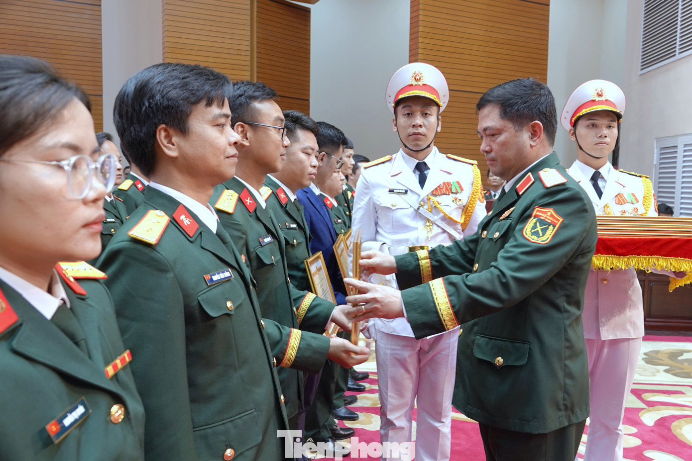 Thứ trưởng Bộ Quốc phòng Nguyễn Hồng Thái và Bí thư Trung ương Đoàn Nguyễn Phạm Duy Trang trao Chứng nhận của Chủ nhiệm Tổng cục Chính trị Quân đội nhân dân Việt Nam tặng các công trình đoạt giải Nhất và giải Nhì; trao Huy hiệu Tuổi trẻ sáng tạo của Trung ương Đoàn tặng các tác giả có công trình đoạt giải Nhất giải thưởng lần thứ 25.