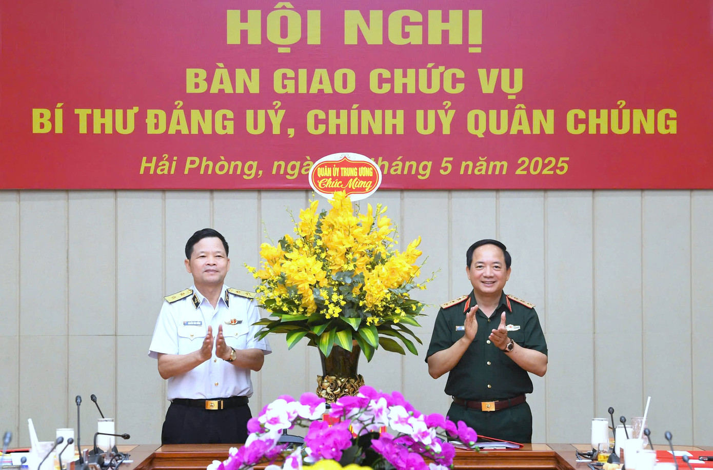 Thượng tướng Trịnh Văn Quyết chúc mừng Trung tướng Nguyễn Văn Bổng. Thượng tướng Trịnh Văn Quyết chúc mừng Trung tướng Nguyễn Văn Bổng.