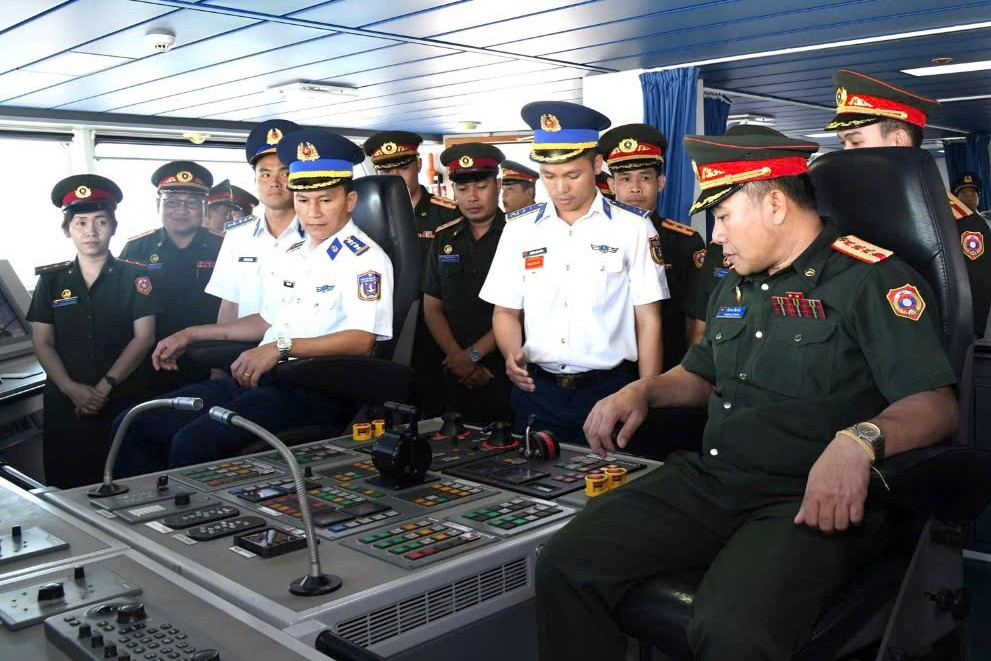 Đoàn sĩ quan trẻ QĐND Lào tham quan, giao lưu tại Vùng Cảnh sát biển 2.