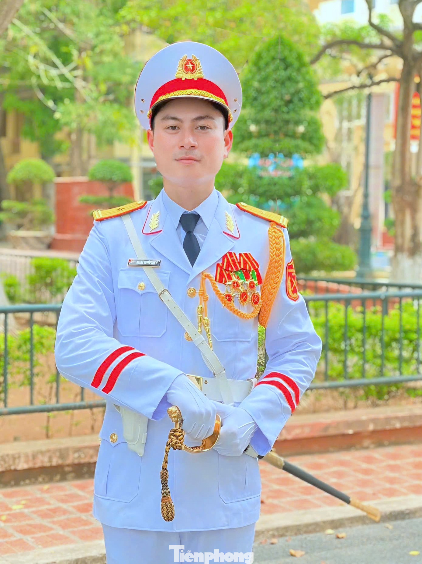 Quá trình công tác, Thiếu tá Quang Huyền Thơ đã được Chủ tịch nước tặng Huy chương Chiến sĩ vẻ vang hạng Ba cùng nhiều bằng khen, giấy khen của Bộ Quốc phòng, Bộ Ngoại giao, Bộ Tổng tham mưu và các cơ quan, đơn vị. Quá trình công tác, Thiếu tá Quang Huyền Thơ đã được Chủ tịch nước tặng Huy chương Chiến sĩ vẻ vang hạng Ba cùng nhiều bằng khen, giấy khen của Bộ Quốc phòng, Bộ Ngoại giao, Bộ Tổng tham mưu và các cơ quan, đơn vị.