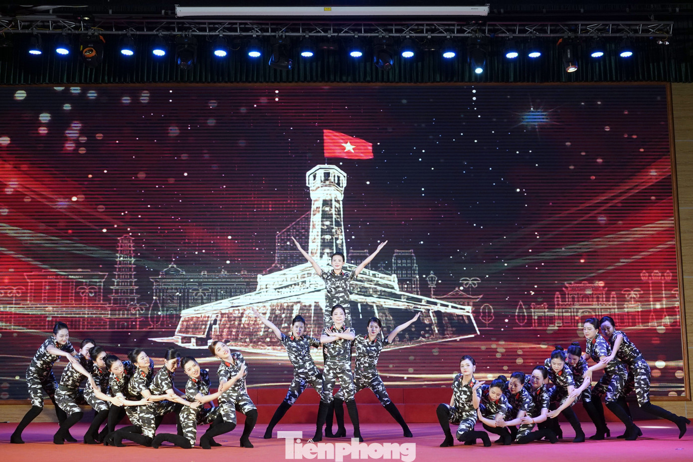 Bóng hồng Học viện Quân y và Bộ Tư lệnh Thủ đô Hà Nội công diễn phần thi dân vũ thể thao và các vũ điệu quy định trong Quân đội tại lễ bế mạc.