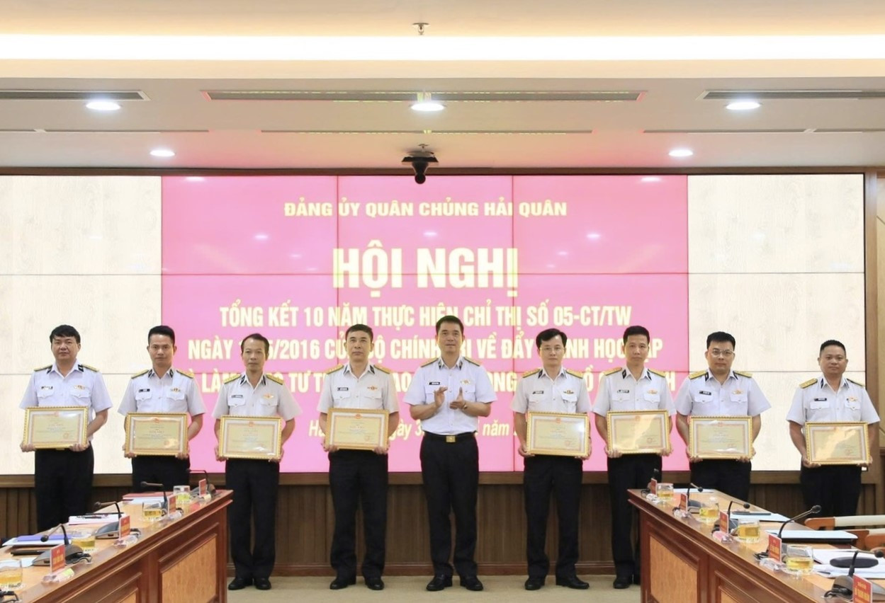 Tại hội nghị, lãnh đạo Quân chủng Hải quân trao Bằng khen tặng 30 tập thể, 29 cá nhân có thành tích xuất sắc trong 10 năm thực hiện Chỉ thị số 05 của Bộ Chính trị.