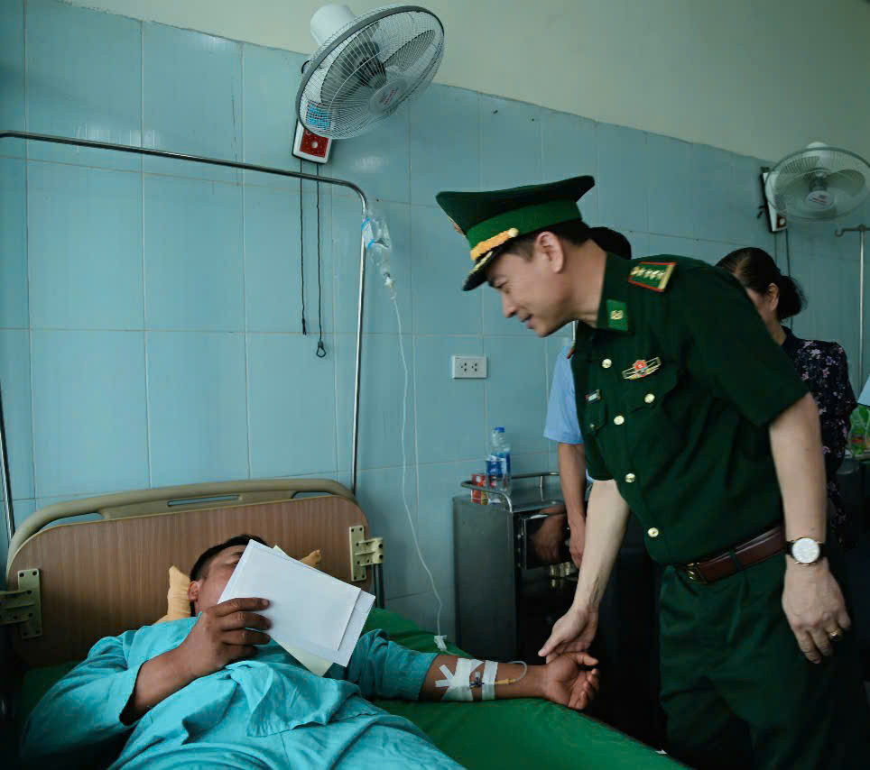 Sáng 17/5, Đại tá Nguyễn Văn Hưng - Chính uỷ BĐBP Lai Châu, dẫn đầu đoàn công tác của Bộ Chỉ huy BĐBP tỉnh đến Bệnh viện Đa khoa tỉnh Lai Châu thăm hỏi, động viên và trao quà hỗ trợ các nạn nhân sống sót sau vụ sạt lở. Sáng 17/5, Đại tá Nguyễn Văn Hưng - Chính uỷ BĐBP Lai Châu, dẫn đầu đoàn công tác của Bộ Chỉ huy BĐBP tỉnh đến Bệnh viện Đa khoa tỉnh Lai Châu thăm hỏi, động viên và trao quà hỗ trợ các nạn nhân sống sót sau vụ sạt lở.