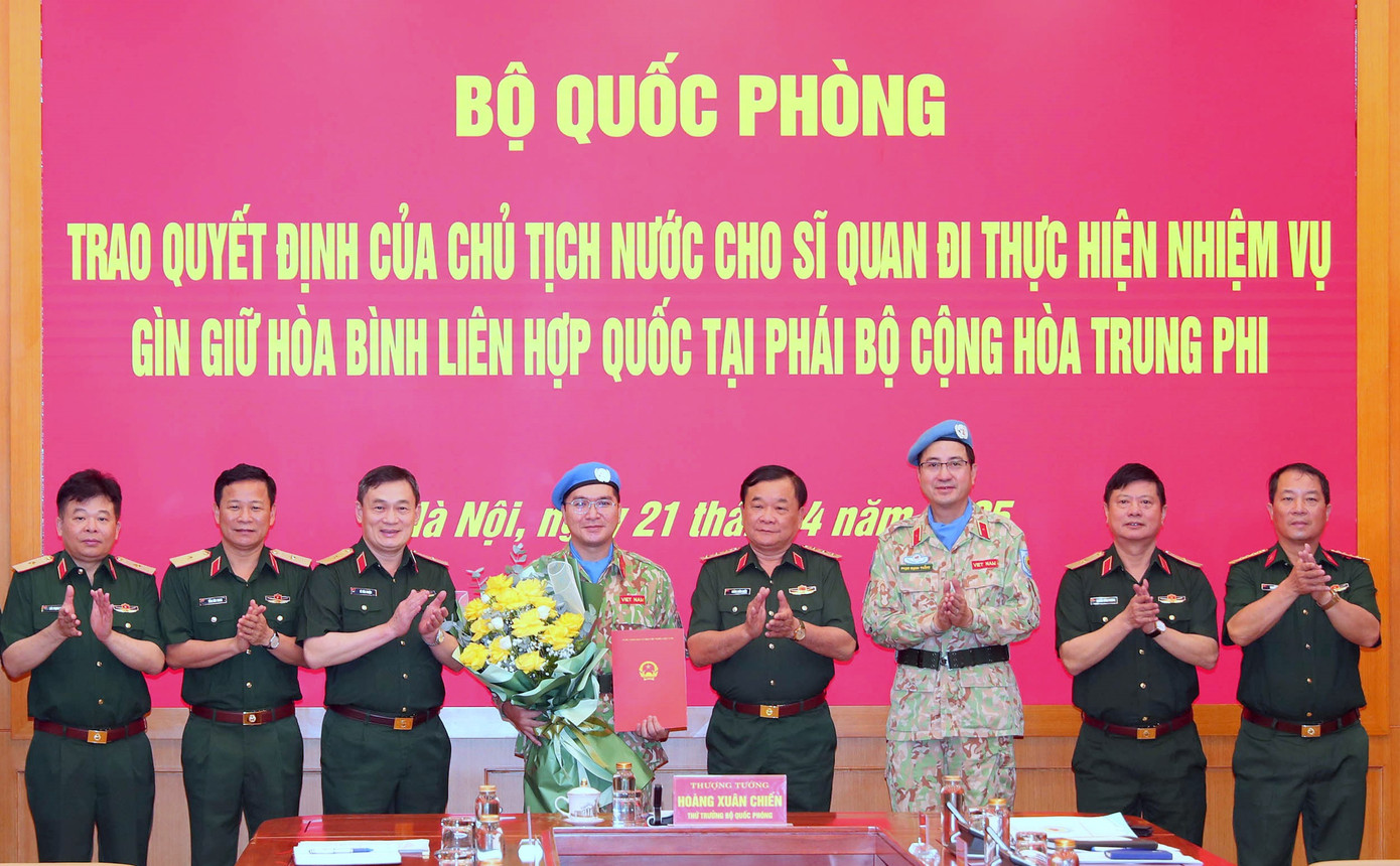 Lãnh đạo Bộ Quốc phòng và các cơ quan, đơn vị chúc mừng Thiếu tá Sử Tấn Phi Long. Lãnh đạo Bộ Quốc phòng và các cơ quan, đơn vị chúc mừng Thiếu tá Sử Tấn Phi Long.