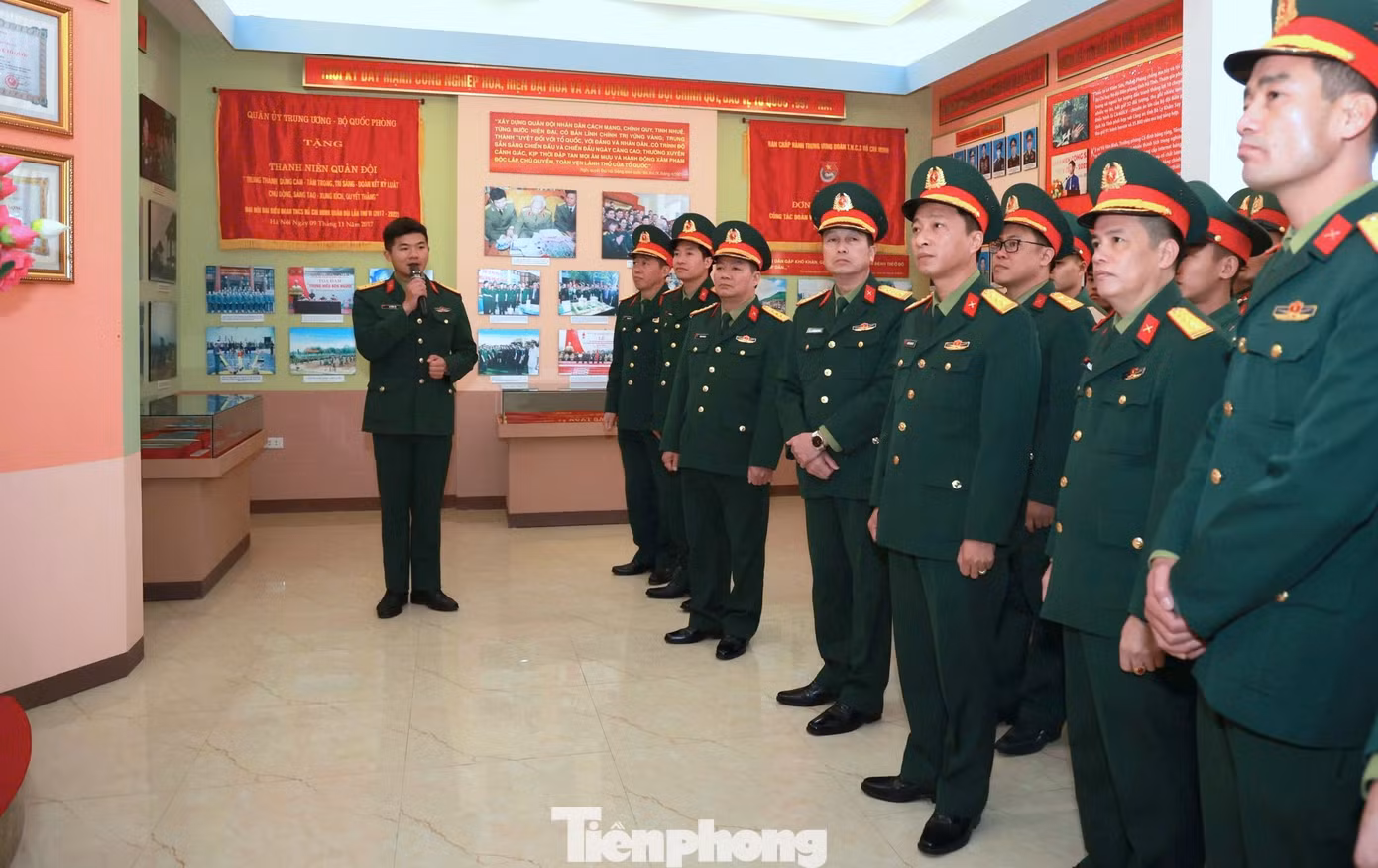 Các đại biểu tham quan Nhà truyền thống Chi đoàn Thanh niên cứu quốc đầu tiên trong Quân đội tại Trung đoàn 246, Sư đoàn 346, Quân khu 1.