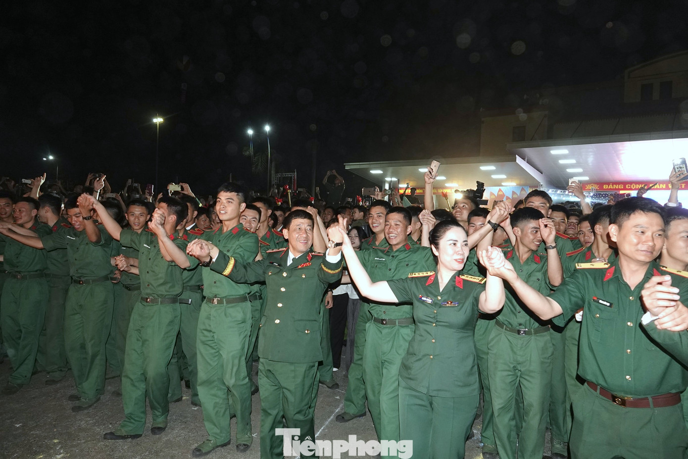Lãnh đạo, chỉ huy các cơ quan, đơn vị và đông đảo đoàn viên thanh niên đã "cháy hết mình" trong chương trình lửa trại.