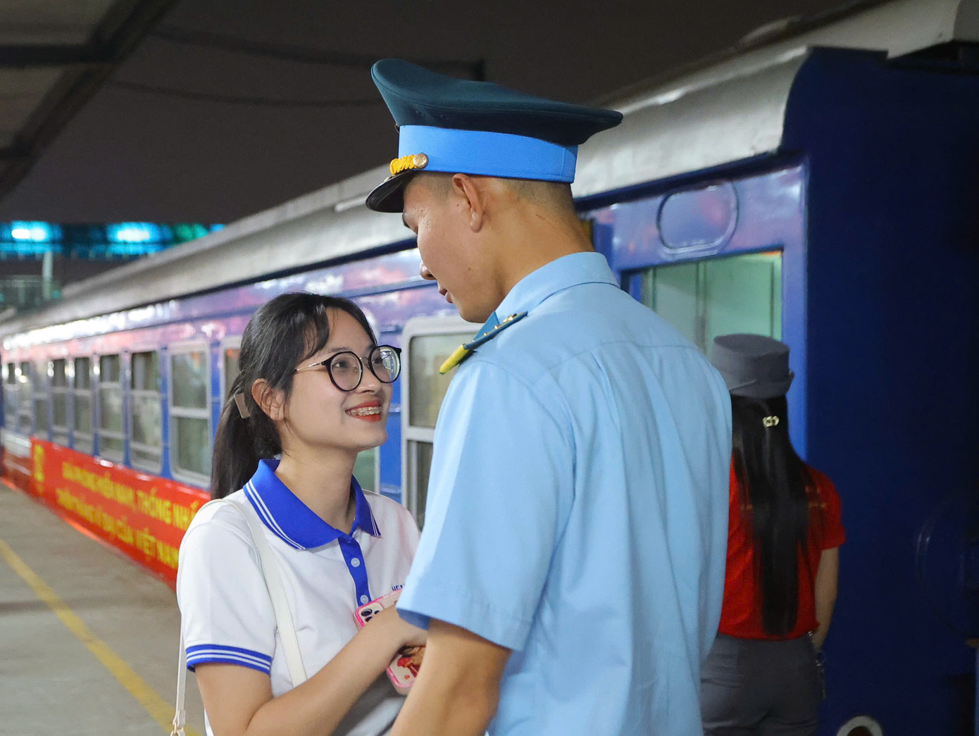 Phút tạm biệt người thân của các quân nhân. Phút tạm biệt người thân của các quân nhân.