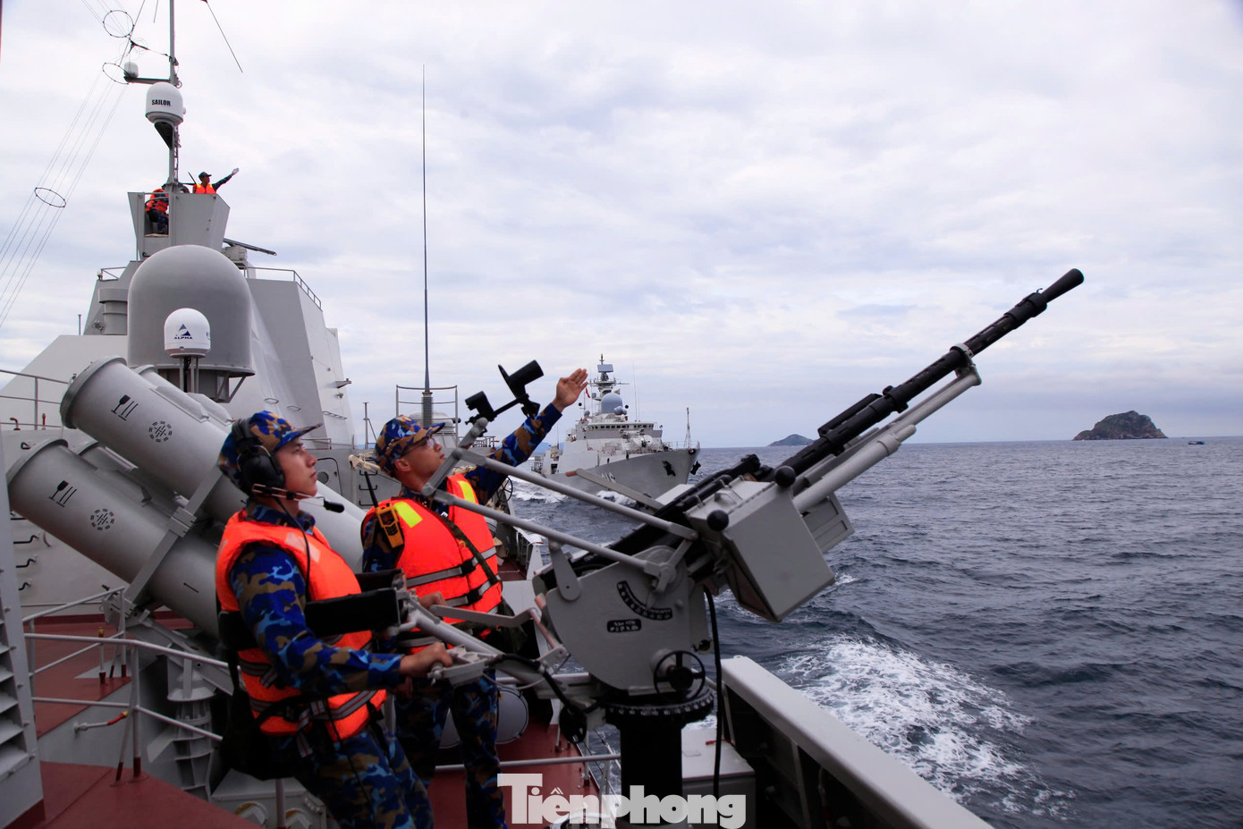 Chiến sĩ Tàu hộ vệ tên lửa 015 - Trần Hưng Đạo tham gia huấn luyện trên biển.