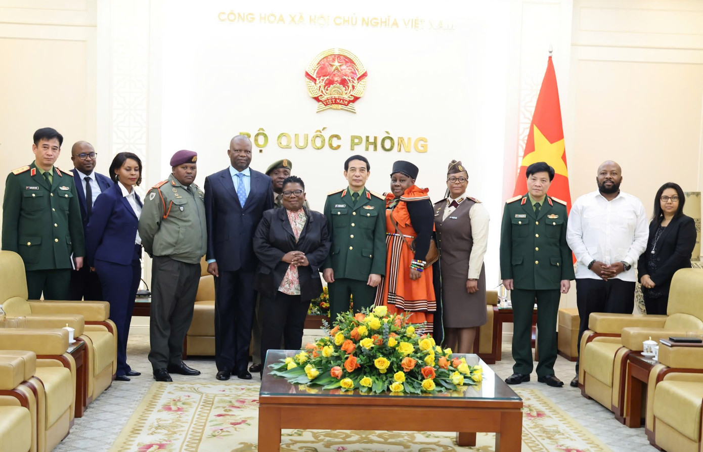 Đại biểu quân sự cấp cao hai nước tại buổi tiếp. Đại biểu quân sự cấp cao hai nước tại buổi tiếp.