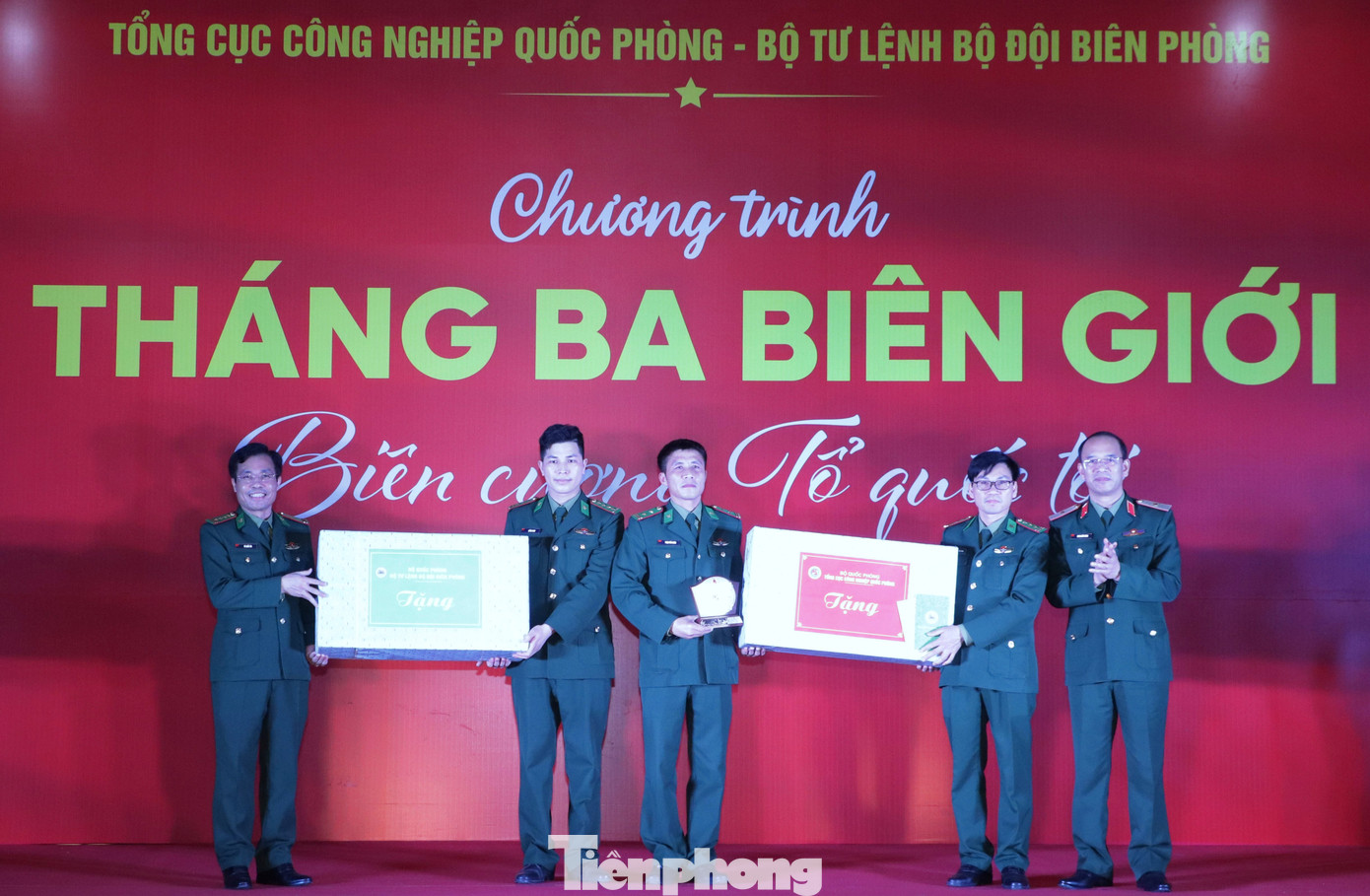 Thiếu tướng Đinh Quốc Hùng - Chính ủy Tổng cục CNQP (ngoài cùng bên phải) và Đại tá Vũ Quốc Ân - Phó Chính ủy BĐBP (ngoài cùng, bên trái) trao quà tặng cán bộ, chiến sĩ Đồn Biên phòng cửa khẩu quốc tế Trà Lĩnh.