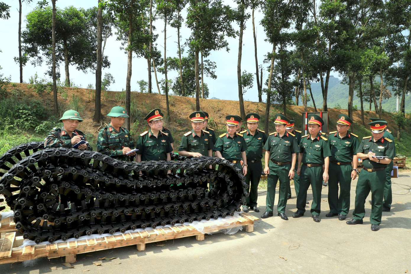 Thiếu tướng Phùng Ngọc Sơn và đoàn công tác tới kiểm tra, động viên cán bộ, chiến sĩ các đơn vị thực hiện nhiệm vụ A80.