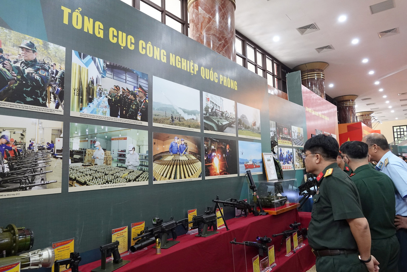 Một số gian trưng bày của các đơn vị Quân đội tại khu vực Hội trường Bộ Quốc phòng, chiều 2/7.