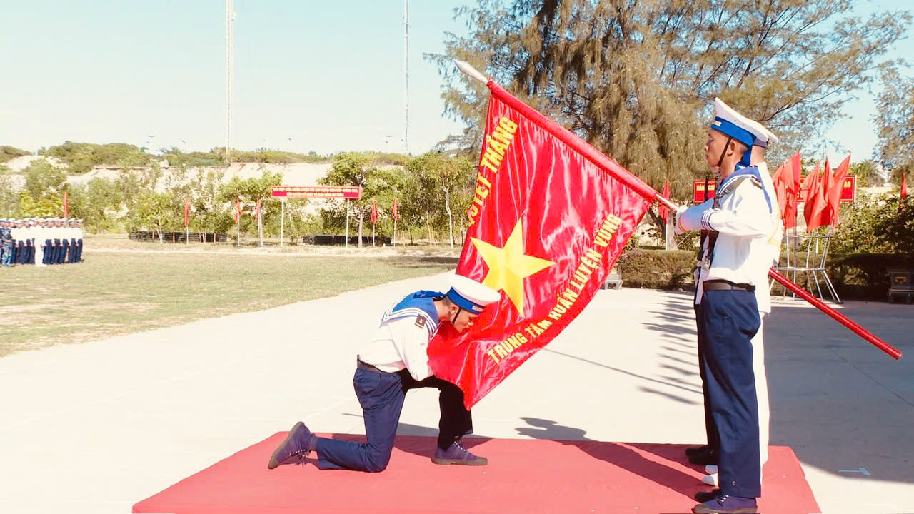 Chiến sĩ mới hôn Quân kỳ Quyết thắng tại Trung tâm Huấn luyện Vùng 4 Hải quân. Chiến sĩ mới hôn Quân kỳ Quyết thắng tại Trung tâm Huấn luyện Vùng 4 Hải quân.