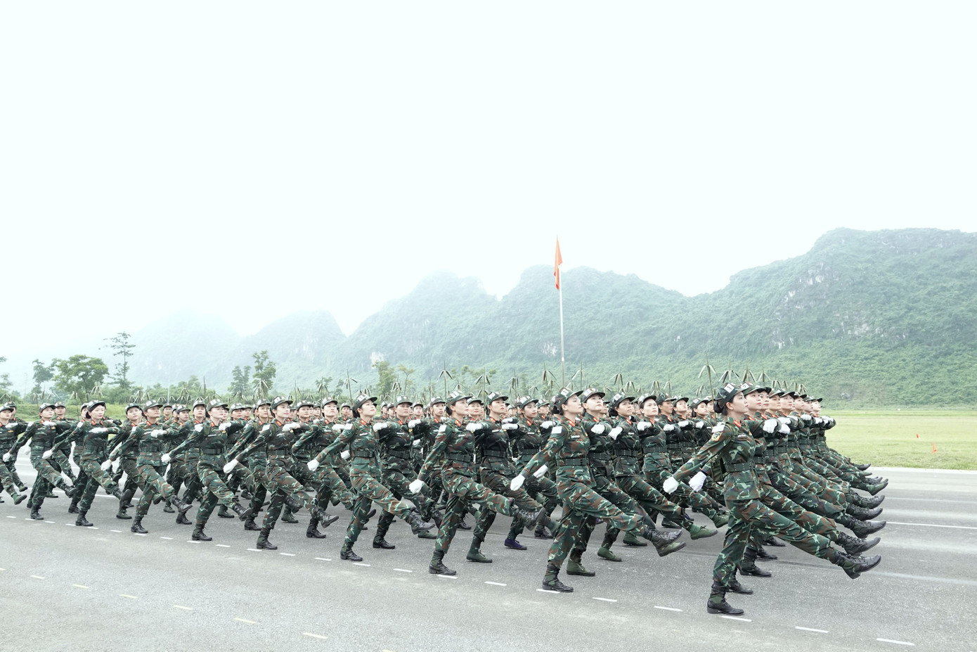 Hình ảnh Khối nữ chiến sĩ Thông tin luyện rèn tại TB4.