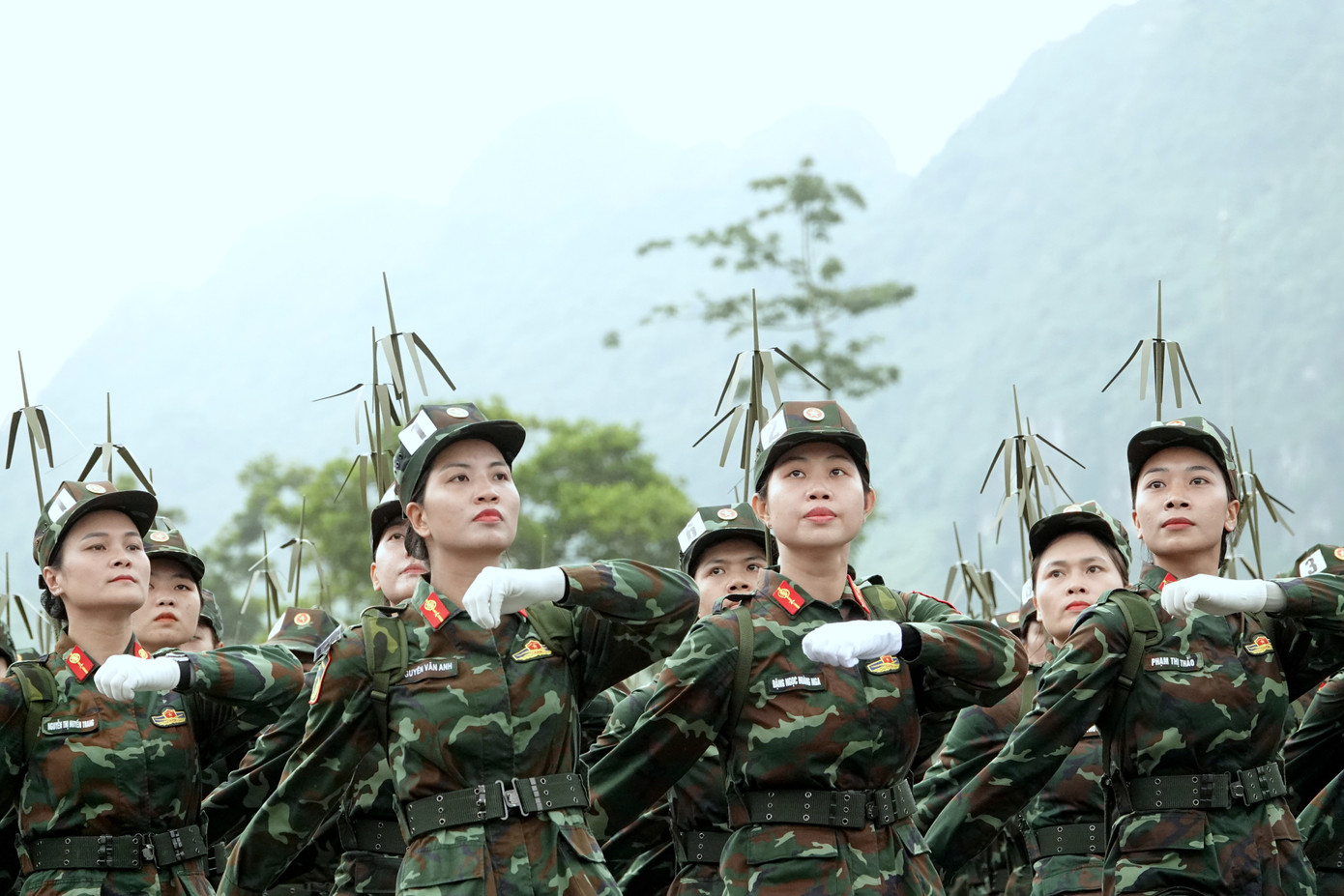 Hình ảnh Khối nữ chiến sĩ Thông tin luyện rèn tại TB4.